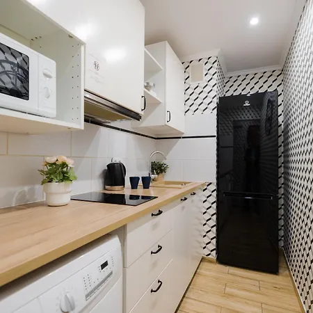 Unitapartments Rondo Onz 3-pokojowe W Centrum Warszawy 1-8 Osob Parking Metro Wifi Winda Апартаменты